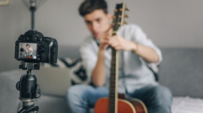 músico gravando vídeos de marketing para músicos no YouTube